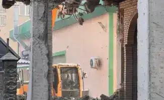 В Алматы начался снос незаконного четырехэтажного здания по решению суда