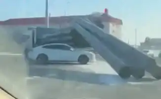 На перекрёстке улиц Бигалиева и Амандосова в Атырау грузовик DAF потерял трубы из-за обрыва троса