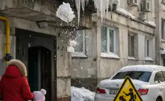 Ледяные капризы: Атырау в плену сосулек и талой воды