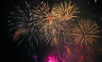 Казахстанцы зажгли звезды на новогоднем небосклоне: как страны встречали 2026-й с фейерверками и радостью