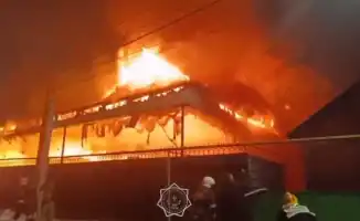 В Алматы в микрорайоне Акбулак произошел пожар: загорелись кровля двухэтажного частного дома и складированная под навесом макулатура.