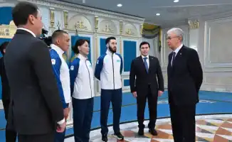 Президент Казахстана Касым-Жомарт Токаев провел церемонию проводов казахстанских спортсменов на зимнюю Олимпиаду, в ходе которой он вручил Государственный флаг знаменосцам олимпийской и паралимпийской команд страны. Это событие подчеркивает поддержку госу