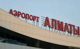 Задержки рейсов в аэропорту Алматы: пассажиры ожидают вылеты на фоне сообщений о "военном положении"