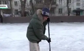 В Алматы пенсионер создает ледовый каток во дворе многоэтажки, поддерживая традиции и объединяя соседей