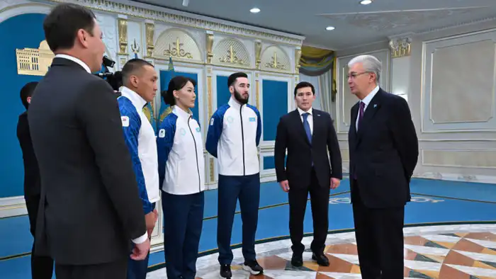Президент Казахстана Касым-Жомарт Токаев провел церемонию проводов казахстанских спортсменов на зимнюю Олимпиаду, в ходе которой он вручил Государственный флаг знаменосцам олимпийской и паралимпийской команд страны. Это событие подчеркивает поддержку госу Атырау