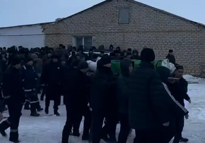 В селе Жангелдин Кызылкугинского района состоялись похороны супругов, чьи тела были найдены в хозяйственной постройке Атырау