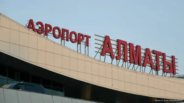 Задержки рейсов в аэропорту Алматы: пассажиры ожидают вылеты на фоне сообщений о "военном положении" Атырау
