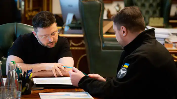 Президент Украины Владимир Зеленский предложил Кириллу Буданову возглавить офис президента, что стало важным шагом в политической карьере Буданова. Об этом Зеленский сообщил в своем официальном Telegram-канале, передает Tengrinews.kz. Атырау