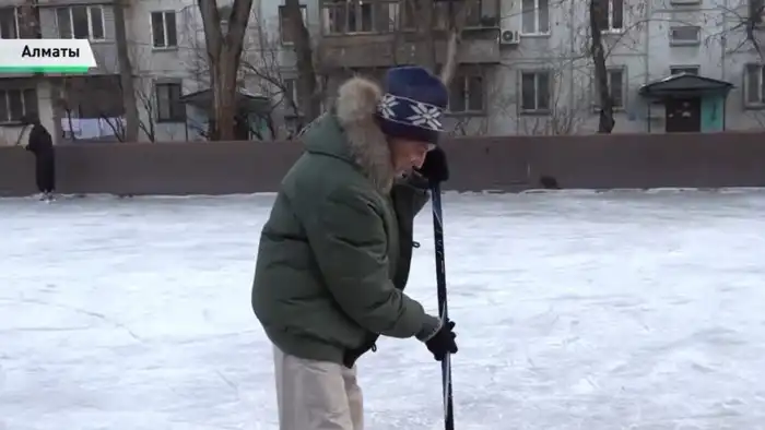 В Алматы пенсионер создает ледовый каток во дворе многоэтажки, поддерживая традиции и объединяя соседей Атырау