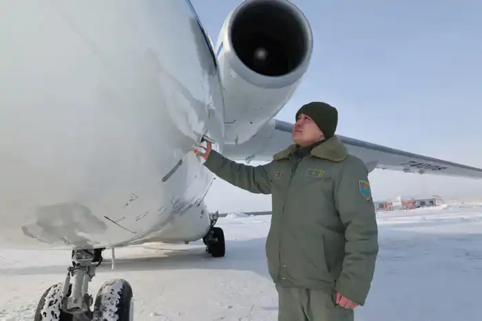 Казахстанский пилот Национальной гвардии преодолел более 900 часов налета, участвуя в международных гуманитарных миссиях Атырау