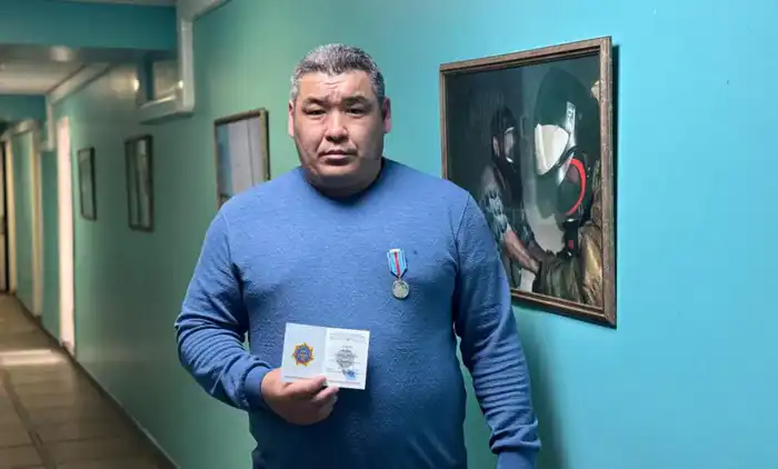 Учитель из Казахстана награждён медалью за героизм при спасении детей из огня Атырау