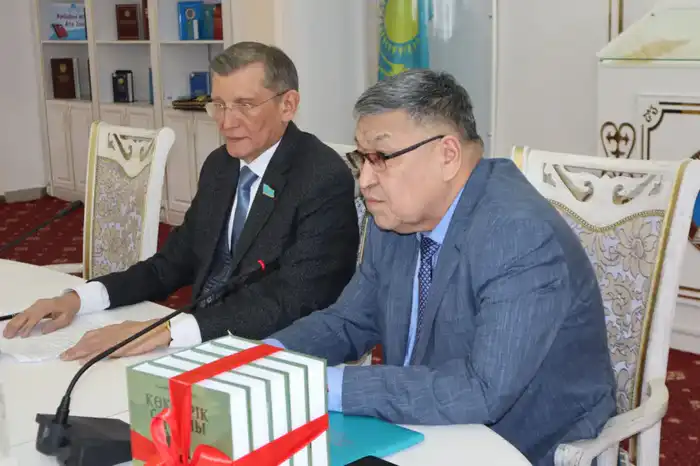 Литературная симфония: новые книги Жолтая Әлмашұлы представлены в Национальной академической библиотеке Атырау