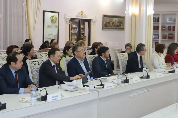 Презентация трудов академика Шоры Сарыбаева и передача редких книг: вклад в сохранение языка и культуры Атырау