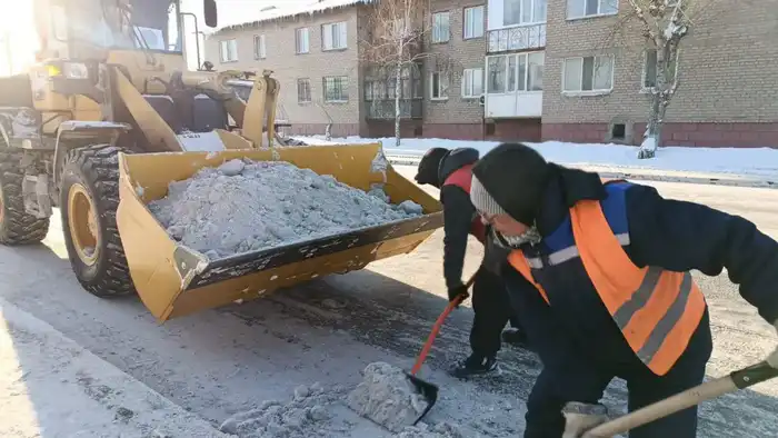 Более 1 700 единиц спецтехники задействованы в уборке снега в Астане (9)