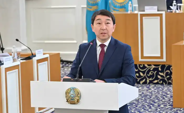 На заседании Конституционной комиссии Бакыт Нурмуханов объявил о закреплении тенге в качестве национальной валюты в новом проекте Конституции. Атырау