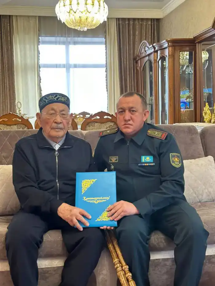 Военнослужащие Алматинского гарнизона поздравили ветерана Солтанбая Жарыкбасова с 101-летием Атырау