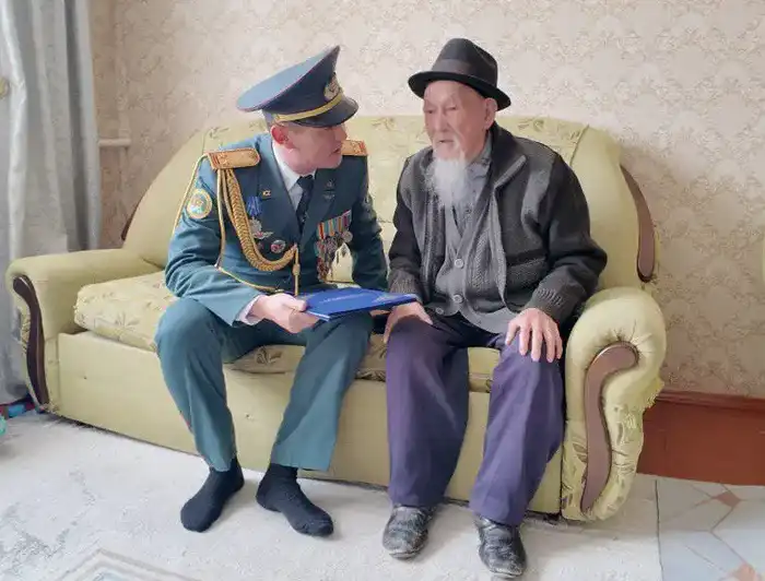 Светлый юбилей: Луговские военнослужащие поздравили фронтовика Шалданбая Шанбаева с 102-летием Атырау