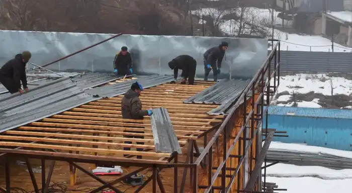 Снос незаконного трехэтажного объекта начался в Ерменсае, Алматы Атырау