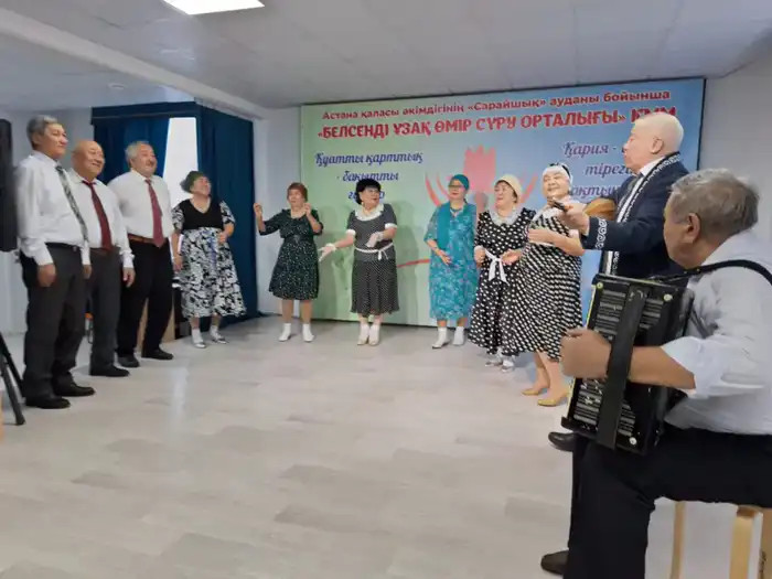 В Астане пенсионеры наслаждаются вечерним концертом, укрепляя культурные традиции через музыку Атырау