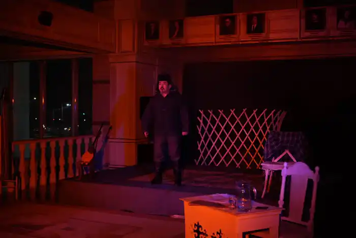 В Жетісу театре имени Бикен Римовой прошел моноспектакль «Мұқағали» к 95-летию поэта Мукагали Макатаева Атырау