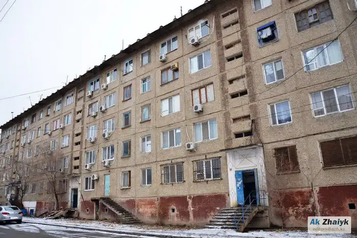 Программа реновации в Атырау столкнулась с серьезными проблемами: четыре года спустя проект почти не продвинулся, вызывая недовольство местных жителей и критику со стороны властей. Атырау