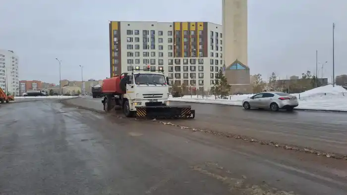 Тысячи дорожных рабочих вышли на уборку снега в Астане (4)