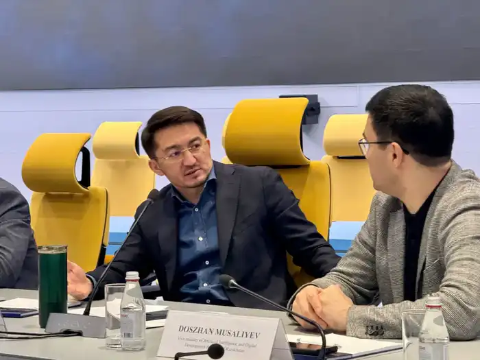 Жаслан Мадиев обсудил с представителями Starlink внедрение спутниковых технологий в Казахстане Атырау