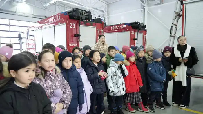Спасатели МЧС Казахстана обучают детей основам безопасности на открытых уроках Атырау