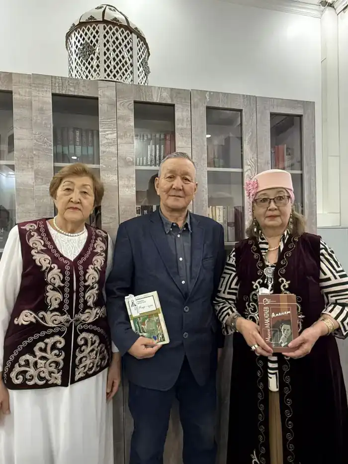 Пенсионеры Астаны отметили 95-летие Мукагали Макатаева литературным челленджем Атырау