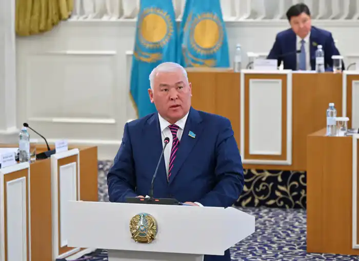 Депутат Мурат Абенов предложил изменить формулировку в Конституции: Президент теперь будет «вправе распустить» Курултай Атырау