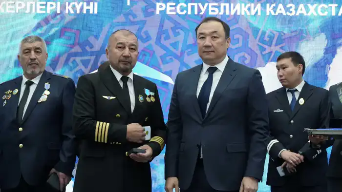 Награждение пилота МЧС подчеркивает важность авиации в борьбе с природными катастрофами Атырау