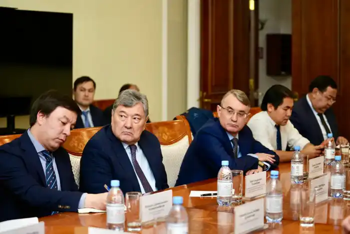 Министр энергетики Ерлан Аккенженов инициирует обсуждение стратегии реформы топливного рынка с экспертами Атырау