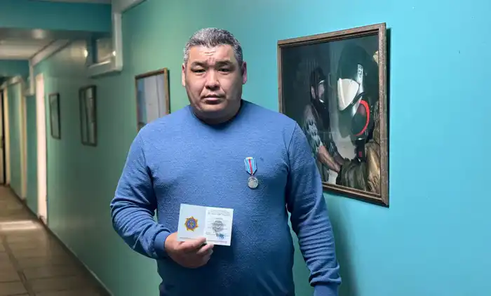 Герой Восточно-Казахстанской области удостоен награды за мужество в спасении детей из огня Атырау