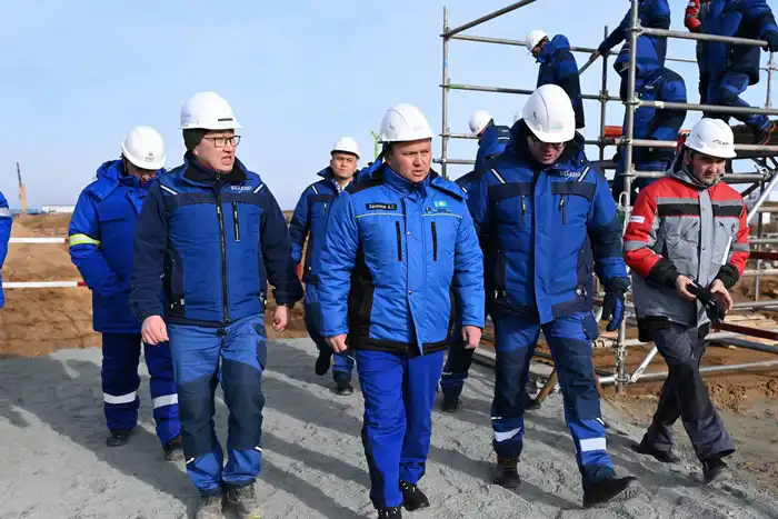 Асхат Хасенов проверил строительство завода «Силлено» в Атырау: мощность 1,25 млн тонн полиэтилена в год Атырау