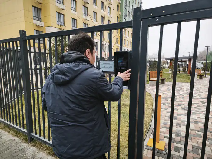 курьер у домофона