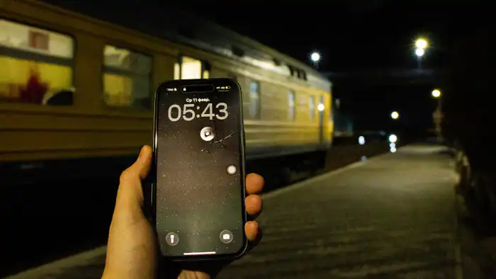 На стыке времени: жители Конаева и Алматы замерзают в ожидании электрички, как в ожидании весны после долгой зимы Атырау