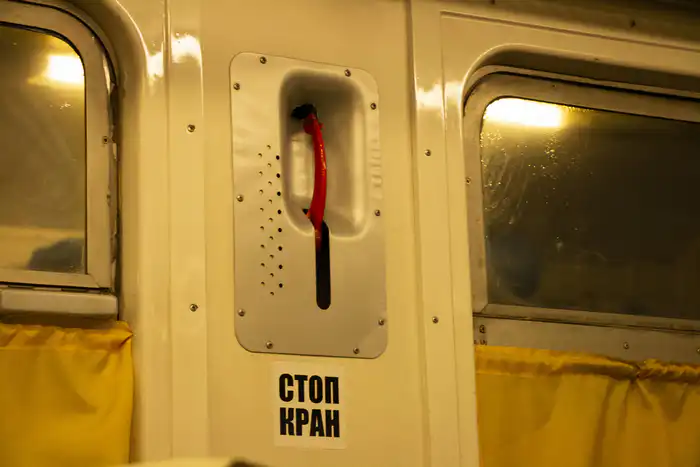 Стоп-кран в вагоне электрички Конаев - Алматы