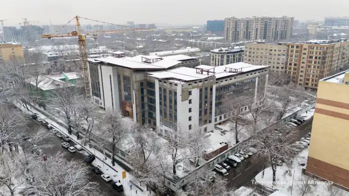В Алматы восьмой год не могут завершить строительство здания городского суда: 4,8 миллиарда тенге выделены, но работы не продвигаются. Связь с отелем Сатыбалды вызывает вопросы у общественности. Атырау