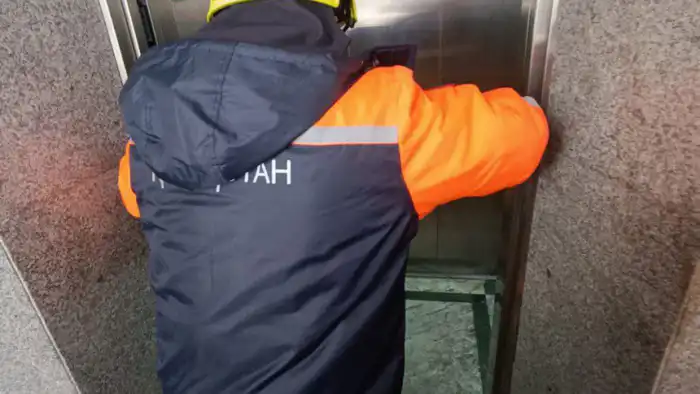 Подросток застрял в лифте: инцидент в Астане поднимает вопросы о безопасности городской инфраструктуры Атырау