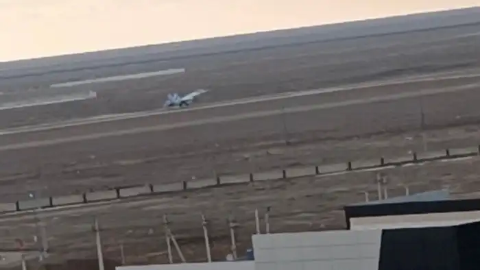Российский многоцелевой истребитель Су-30 совершил экстренную посадку в международном аэропорту имени Хиуаз Доспановой в Атырау. Атырау