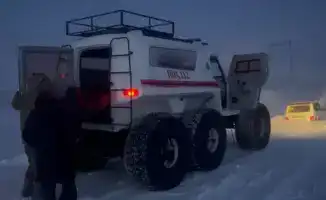 Спасатели МЧС Казахстана продолжают эвакуацию людей из снежных заносов, призывая граждан к осторожности.