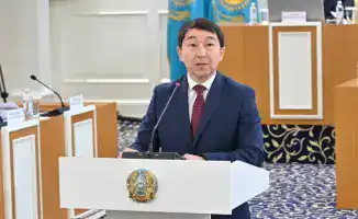 На заседании Конституционной комиссии Бакыт Нурмуханов объявил о закреплении тенге в качестве национальной валюты в новом проекте Конституции.