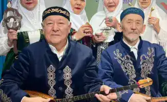 Бабушки в Астане обучаются игре на национальных инструментах в этно-фольклорном ансамбле