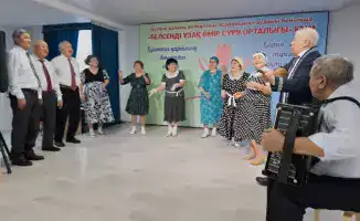 В Астане пенсионеры наслаждаются вечерним концертом, укрепляя культурные традиции через музыку