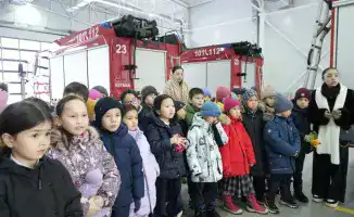 Спасатели МЧС Казахстана обучают детей основам безопасности на открытых уроках