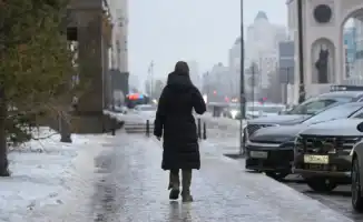Депутат предложил новый подход к уборке снега и льда в Астане: меньше снега — больше безопасности на тротуарах