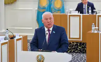 Депутат Мурат Абенов предложил изменить формулировку в Конституции: Президент теперь будет «вправе распустить» Курултай