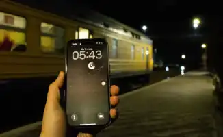На стыке времени: жители Конаева и Алматы замерзают в ожидании электрички, как в ожидании весны после долгой зимы