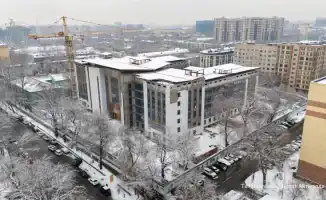 В Алматы восьмой год не могут завершить строительство здания городского суда: 4,8 миллиарда тенге выделены, но работы не продвигаются. Связь с отелем Сатыбалды вызывает вопросы у общественности.