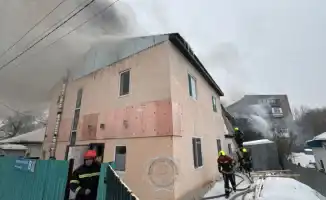 В Астане пожарные тушат возгорание в двухэтажном здании на улице Н. Гастелло в районе Байконыр. Противопожарная служба работает по повышенному рангу.